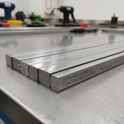 Экструдированная алюминиевая плоская стойка, устойчивая к коррозии, легкая анодированная поверхность для промышленного использования в строительстве